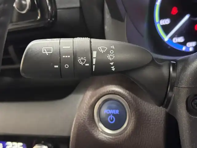 トヨタ ヤリスクロス ハイブリッド Z 三重県 2022(令4)年 0.9万km ホワイトパールクリスタルシャイン ハイブリッド/FF/フロアCVT/純正 8インチナビ/（AM/FM/CD・DVD*/USB/iPod/Bluetooth/Miracast/TV/CarPlay/AndroidAuto）/パノラミックビューモニター*/ドライブレコーダー 前後/ETC2.0/Toyota Safety Sense/・プリクラッシュセーフティ/・レーントレーシングアシスト/・レーダークルコン（全車速追従機能付）/・アダプティブハイビームシステム*/・ロードサインアシスト/・インテリジェントクリアランスソナー［パーキングサポートブレーキ（静止物＆後方接近車両）］/・ブラインドスポットモニター＆リヤクロストラフィックアラート/・先行車発進告知機能/など/装備/・ハンズフリーパワーバックドア*/・カラーヘッドアップディスプレイ*/・ステアリングヒーター*/・ハーフレザーシート/・シートヒーター（D/N）/・パワーシート（D6way）/・オートエアコン/・オートライト/・LEDヘッドランプ（オートレベリング機能付*）/・ステアリングスイッチ/・プッシュスタート/・電子パーキングブレーキ＆ブレーキホールド/・純正18inAW/・保/取/ナビ取/・スマートキーx2/など/*…メーカーOP