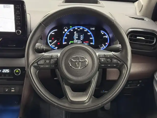 トヨタ ヤリスクロス ハイブリッド Z 三重県 2022(令4)年 0.9万km ホワイトパールクリスタルシャイン ハイブリッド/FF/フロアCVT/純正 8インチナビ/（AM/FM/CD・DVD*/USB/iPod/Bluetooth/Miracast/TV/CarPlay/AndroidAuto）/パノラミックビューモニター*/ドライブレコーダー 前後/ETC2.0/Toyota Safety Sense/・プリクラッシュセーフティ/・レーントレーシングアシスト/・レーダークルコン（全車速追従機能付）/・アダプティブハイビームシステム*/・ロードサインアシスト/・インテリジェントクリアランスソナー［パーキングサポートブレーキ（静止物＆後方接近車両）］/・ブラインドスポットモニター＆リヤクロストラフィックアラート/・先行車発進告知機能/など/装備/・ハンズフリーパワーバックドア*/・カラーヘッドアップディスプレイ*/・ステアリングヒーター*/・ハーフレザーシート/・シートヒーター（D/N）/・パワーシート（D6way）/・オートエアコン/・オートライト/・LEDヘッドランプ（オートレベリング機能付*）/・ステアリングスイッチ/・プッシュスタート/・電子パーキングブレーキ＆ブレーキホールド/・純正18inAW/・保/取/ナビ取/・スマートキーx2/など/*…メーカーOP
