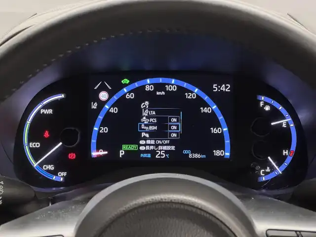 トヨタ ヤリスクロス ハイブリッド Z 三重県 2022(令4)年 0.9万km ホワイトパールクリスタルシャイン ハイブリッド/FF/フロアCVT/純正 8インチナビ/（AM/FM/CD・DVD*/USB/iPod/Bluetooth/Miracast/TV/CarPlay/AndroidAuto）/パノラミックビューモニター*/ドライブレコーダー 前後/ETC2.0/Toyota Safety Sense/・プリクラッシュセーフティ/・レーントレーシングアシスト/・レーダークルコン（全車速追従機能付）/・アダプティブハイビームシステム*/・ロードサインアシスト/・インテリジェントクリアランスソナー［パーキングサポートブレーキ（静止物＆後方接近車両）］/・ブラインドスポットモニター＆リヤクロストラフィックアラート/・先行車発進告知機能/など/装備/・ハンズフリーパワーバックドア*/・カラーヘッドアップディスプレイ*/・ステアリングヒーター*/・ハーフレザーシート/・シートヒーター（D/N）/・パワーシート（D6way）/・オートエアコン/・オートライト/・LEDヘッドランプ（オートレベリング機能付*）/・ステアリングスイッチ/・プッシュスタート/・電子パーキングブレーキ＆ブレーキホールド/・純正18inAW/・保/取/ナビ取/・スマートキーx2/など/*…メーカーOP