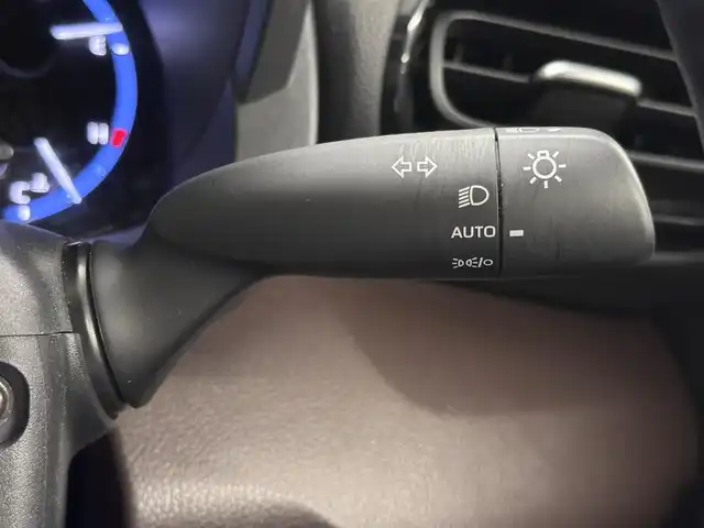 トヨタ ヤリスクロス ハイブリッド Z 三重県 2022(令4)年 0.9万km ホワイトパールクリスタルシャイン ハイブリッド/FF/フロアCVT/純正 8インチナビ/（AM/FM/CD・DVD*/USB/iPod/Bluetooth/Miracast/TV/CarPlay/AndroidAuto）/パノラミックビューモニター*/ドライブレコーダー 前後/ETC2.0/Toyota Safety Sense/・プリクラッシュセーフティ/・レーントレーシングアシスト/・レーダークルコン（全車速追従機能付）/・アダプティブハイビームシステム*/・ロードサインアシスト/・インテリジェントクリアランスソナー［パーキングサポートブレーキ（静止物＆後方接近車両）］/・ブラインドスポットモニター＆リヤクロストラフィックアラート/・先行車発進告知機能/など/装備/・ハンズフリーパワーバックドア*/・カラーヘッドアップディスプレイ*/・ステアリングヒーター*/・ハーフレザーシート/・シートヒーター（D/N）/・パワーシート（D6way）/・オートエアコン/・オートライト/・LEDヘッドランプ（オートレベリング機能付*）/・ステアリングスイッチ/・プッシュスタート/・電子パーキングブレーキ＆ブレーキホールド/・純正18inAW/・保/取/ナビ取/・スマートキーx2/など/*…メーカーOP