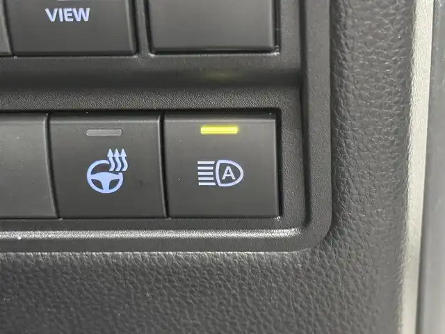 トヨタ ヤリスクロス ハイブリッド Z 三重県 2022(令4)年 0.9万km ホワイトパールクリスタルシャイン ハイブリッド/FF/フロアCVT/純正 8インチナビ/（AM/FM/CD・DVD*/USB/iPod/Bluetooth/Miracast/TV/CarPlay/AndroidAuto）/パノラミックビューモニター*/ドライブレコーダー 前後/ETC2.0/Toyota Safety Sense/・プリクラッシュセーフティ/・レーントレーシングアシスト/・レーダークルコン（全車速追従機能付）/・アダプティブハイビームシステム*/・ロードサインアシスト/・インテリジェントクリアランスソナー［パーキングサポートブレーキ（静止物＆後方接近車両）］/・ブラインドスポットモニター＆リヤクロストラフィックアラート/・先行車発進告知機能/など/装備/・ハンズフリーパワーバックドア*/・カラーヘッドアップディスプレイ*/・ステアリングヒーター*/・ハーフレザーシート/・シートヒーター（D/N）/・パワーシート（D6way）/・オートエアコン/・オートライト/・LEDヘッドランプ（オートレベリング機能付*）/・ステアリングスイッチ/・プッシュスタート/・電子パーキングブレーキ＆ブレーキホールド/・純正18inAW/・保/取/ナビ取/・スマートキーx2/など/*…メーカーOP