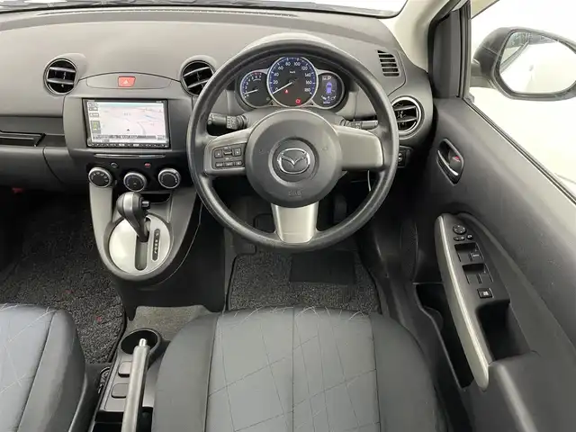 マツダ デミオ 13－スカイアクティブ 愛知県 2013(平25)年 3.7万km クリスタルホワイトパールマイカ ／禁煙車/／Clarion製ＨＤＤナビ(MAX670)/／ＣＤ　ＤＶＤ　ＨＤＤ　地デジ/／バックカメラ/／ETC/／リモコンキー/／純正フロアマット/／純正ドアバイザー/／電動格納ウインカーミラー/／アイドリングストップ/／取扱説明書/／ステアリングボタン