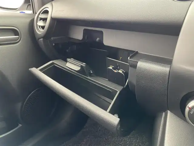 マツダ デミオ 13－スカイアクティブ 愛知県 2013(平25)年 3.7万km クリスタルホワイトパールマイカ ／禁煙車/／Clarion製ＨＤＤナビ(MAX670)/／ＣＤ　ＤＶＤ　ＨＤＤ　地デジ/／バックカメラ/／ETC/／リモコンキー/／純正フロアマット/／純正ドアバイザー/／電動格納ウインカーミラー/／アイドリングストップ/／取扱説明書/／ステアリングボタン