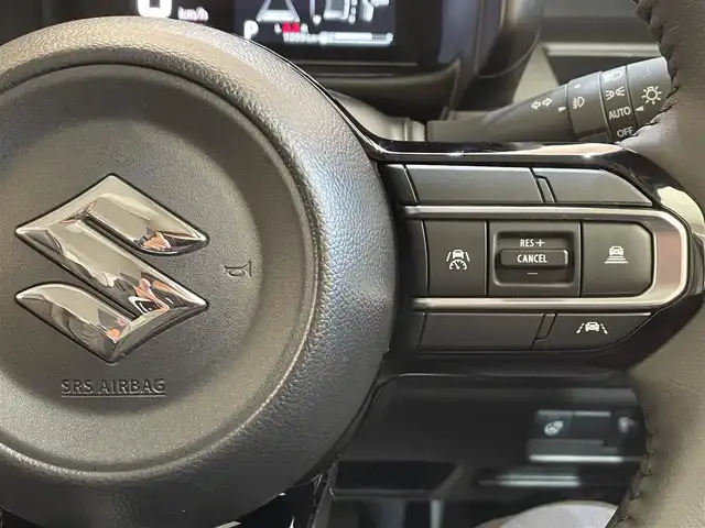 スズキ スペーシア カスタム HYBRID XS 岩手県 2024(令6)年 0.1万km ピュアホワイトパール/ブラック2トーン ４WD/オプション ブラック2トーンルーフ/スリムサーキュレーター/ロールサンシェード/前席シートヒーター/ステアリングヒーター/マルチユースフラップ/両側パワースライドドア/スズキセーフティサポート/デュアルセンサーブレーキサポートII/車線逸脱抑制機能/アダプティブクルーズコントロール/車線維持支援機能/誤発進抑制機能/標識認識機能/先行車発信お知らせ機能/リヤパーキングセンサー/ハイビームアシスト/横滑り防止装置/アイドリングストップ/LEDヘッドライト/純正１５インチアルミホイール