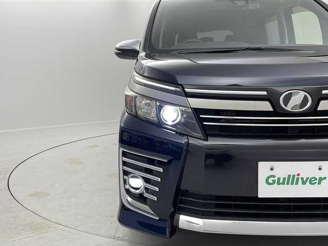 トヨタ ヴォクシー ZS 煌Ⅱ 茨城県 2017(平29)年 6.9万km ブラッキッシュアゲハガラスフレーク 純正１０型ナビ　フルセグＴＶ　バックモニター　衝突軽減ブレーキ　両側電動スライドドア　ＬＥＤライト　ＬＥＤフォグランプ　ＥＴＣ　ドライブレコーダー　スマートキー　横滑り防止装置　純正アルミホイール