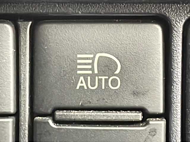 トヨタ ヴォクシー ZS 煌Ⅱ 茨城県 2017(平29)年 6.9万km ブラッキッシュアゲハガラスフレーク 純正１０型ナビ　フルセグＴＶ　バックモニター　衝突軽減ブレーキ　両側電動スライドドア　ＬＥＤライト　ＬＥＤフォグランプ　ＥＴＣ　ドライブレコーダー　スマートキー　横滑り防止装置　純正アルミホイール