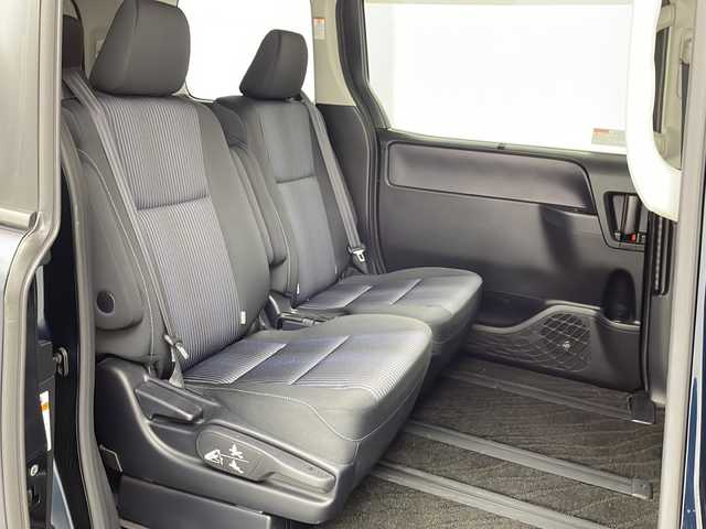 トヨタ ヴォクシー ZS 煌Ⅱ 茨城県 2017(平29)年 6.9万km ブラッキッシュアゲハガラスフレーク 純正１０型ナビ　フルセグＴＶ　バックモニター　衝突軽減ブレーキ　両側電動スライドドア　ＬＥＤライト　ＬＥＤフォグランプ　ＥＴＣ　ドライブレコーダー　スマートキー　横滑り防止装置　純正アルミホイール