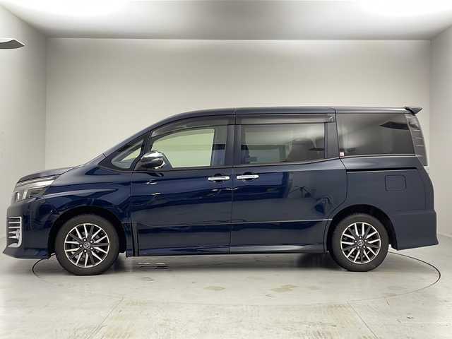 トヨタ ヴォクシー ZS 煌Ⅱ 茨城県 2017(平29)年 6.9万km ブラッキッシュアゲハガラスフレーク 純正１０型ナビ　フルセグＴＶ　バックモニター　衝突軽減ブレーキ　両側電動スライドドア　ＬＥＤライト　ＬＥＤフォグランプ　ＥＴＣ　ドライブレコーダー　スマートキー　横滑り防止装置　純正アルミホイール