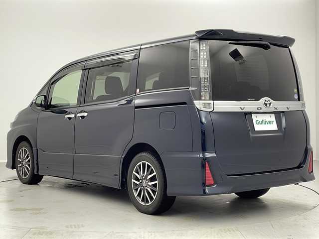 トヨタ ヴォクシー ZS 煌Ⅱ 茨城県 2017(平29)年 6.9万km ブラッキッシュアゲハガラスフレーク 純正１０型ナビ　フルセグＴＶ　バックモニター　衝突軽減ブレーキ　両側電動スライドドア　ＬＥＤライト　ＬＥＤフォグランプ　ＥＴＣ　ドライブレコーダー　スマートキー　横滑り防止装置　純正アルミホイール