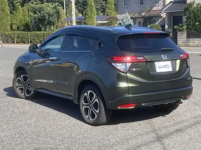 ホンダ ヴェゼル ハイブリッド Z 埼玉県 2015(平27)年 12.1万km ミスティックグリーンパール (株)IDOMが運営する【じしゃロン鳩ヶ谷店】の自社ローン専用車両になりますこちらは現金またはオートローンご利用時の価格です。自社ローンご希望の方は別途その旨お申付け下さい/登録時120615km/純正メモリナビ/フルセグTV/バックカメラ/クルーズコントロール/電子制御パーキングブレーキ/ブレーキホールドスイッチ/横滑り防止装置/衝突被害軽減システム/MTモード付AT/パドルシフト/プッシュスタート/スマートキー/ECON/ビルトインETC/USBポート/ハーフレザーシート/前席シートヒーター/革巻きステアリング/ステアリングリモコン/ダブル/サイド/カーテンエアバッグ/オートライト/純正LEDヘッドライト/純正17インチAW/ドアバイザー/フロントフォグランプ/ルーフレール/電動格納機能付きウインカーミラー