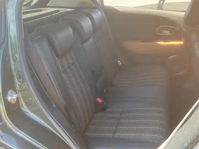 ホンダ ヴェゼル ハイブリッド Z 埼玉県 2015(平27)年 12.1万km ミスティックグリーンパール (株)IDOMが運営する【じしゃロン鳩ヶ谷店】の自社ローン専用車両になりますこちらは現金またはオートローンご利用時の価格です。自社ローンご希望の方は別途その旨お申付け下さい/登録時120615km/純正メモリナビ/フルセグTV/バックカメラ/クルーズコントロール/電子制御パーキングブレーキ/ブレーキホールドスイッチ/横滑り防止装置/衝突被害軽減システム/MTモード付AT/パドルシフト/プッシュスタート/スマートキー/ECON/ビルトインETC/USBポート/ハーフレザーシート/前席シートヒーター/革巻きステアリング/ステアリングリモコン/ダブル/サイド/カーテンエアバッグ/オートライト/純正LEDヘッドライト/純正17インチAW/ドアバイザー/フロントフォグランプ/ルーフレール/電動格納機能付きウインカーミラー