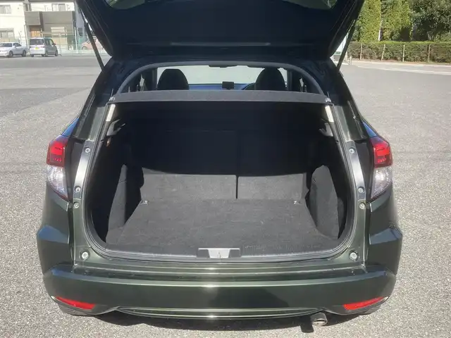 ホンダ ヴェゼル ハイブリッド Z 埼玉県 2015(平27)年 12.1万km ミスティックグリーンパール (株)IDOMが運営する【じしゃロン鳩ヶ谷店】の自社ローン専用車両になりますこちらは現金またはオートローンご利用時の価格です。自社ローンご希望の方は別途その旨お申付け下さい/登録時120615km/純正メモリナビ/フルセグTV/バックカメラ/クルーズコントロール/電子制御パーキングブレーキ/ブレーキホールドスイッチ/横滑り防止装置/衝突被害軽減システム/MTモード付AT/パドルシフト/プッシュスタート/スマートキー/ECON/ビルトインETC/USBポート/ハーフレザーシート/前席シートヒーター/革巻きステアリング/ステアリングリモコン/ダブル/サイド/カーテンエアバッグ/オートライト/純正LEDヘッドライト/純正17インチAW/ドアバイザー/フロントフォグランプ/ルーフレール/電動格納機能付きウインカーミラー