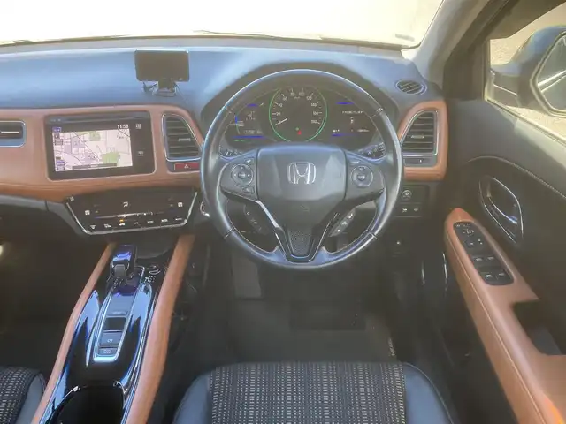 ホンダ ヴェゼル ハイブリッド Z 埼玉県 2015(平27)年 12.1万km ミスティックグリーンパール (株)IDOMが運営する【じしゃロン鳩ヶ谷店】の自社ローン専用車両になりますこちらは現金またはオートローンご利用時の価格です。自社ローンご希望の方は別途その旨お申付け下さい/登録時120615km/純正メモリナビ/フルセグTV/バックカメラ/クルーズコントロール/電子制御パーキングブレーキ/ブレーキホールドスイッチ/横滑り防止装置/衝突被害軽減システム/MTモード付AT/パドルシフト/プッシュスタート/スマートキー/ECON/ビルトインETC/USBポート/ハーフレザーシート/前席シートヒーター/革巻きステアリング/ステアリングリモコン/ダブル/サイド/カーテンエアバッグ/オートライト/純正LEDヘッドライト/純正17インチAW/ドアバイザー/フロントフォグランプ/ルーフレール/電動格納機能付きウインカーミラー