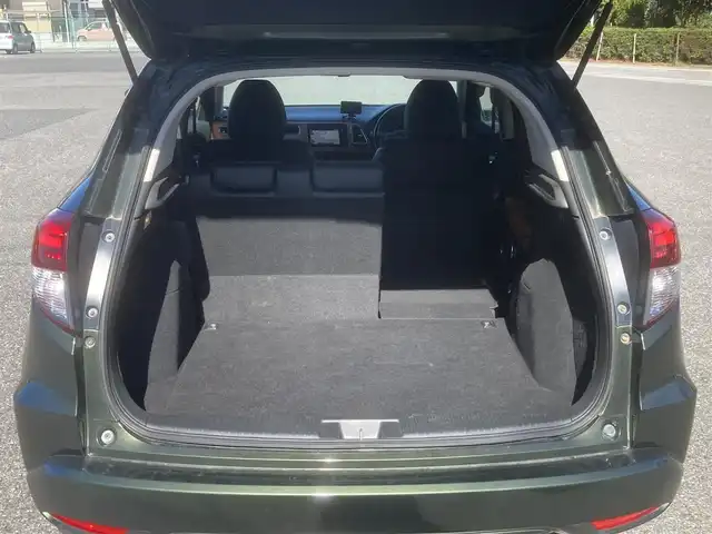 ホンダ ヴェゼル ハイブリッド Z 埼玉県 2015(平27)年 12.1万km ミスティックグリーンパール (株)IDOMが運営する【じしゃロン鳩ヶ谷店】の自社ローン専用車両になりますこちらは現金またはオートローンご利用時の価格です。自社ローンご希望の方は別途その旨お申付け下さい/登録時120615km/純正メモリナビ/フルセグTV/バックカメラ/クルーズコントロール/電子制御パーキングブレーキ/ブレーキホールドスイッチ/横滑り防止装置/衝突被害軽減システム/MTモード付AT/パドルシフト/プッシュスタート/スマートキー/ECON/ビルトインETC/USBポート/ハーフレザーシート/前席シートヒーター/革巻きステアリング/ステアリングリモコン/ダブル/サイド/カーテンエアバッグ/オートライト/純正LEDヘッドライト/純正17インチAW/ドアバイザー/フロントフォグランプ/ルーフレール/電動格納機能付きウインカーミラー