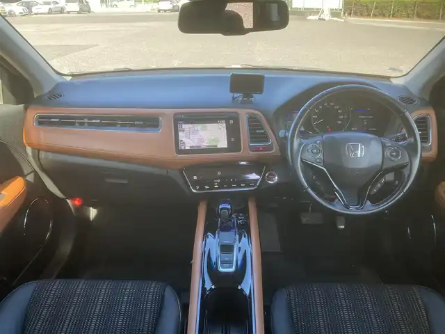 ホンダ ヴェゼル ハイブリッド Z 埼玉県 2015(平27)年 12.1万km ミスティックグリーンパール (株)IDOMが運営する【じしゃロン鳩ヶ谷店】の自社ローン専用車両になりますこちらは現金またはオートローンご利用時の価格です。自社ローンご希望の方は別途その旨お申付け下さい/登録時120615km/純正メモリナビ/フルセグTV/バックカメラ/クルーズコントロール/電子制御パーキングブレーキ/ブレーキホールドスイッチ/横滑り防止装置/衝突被害軽減システム/MTモード付AT/パドルシフト/プッシュスタート/スマートキー/ECON/ビルトインETC/USBポート/ハーフレザーシート/前席シートヒーター/革巻きステアリング/ステアリングリモコン/ダブル/サイド/カーテンエアバッグ/オートライト/純正LEDヘッドライト/純正17インチAW/ドアバイザー/フロントフォグランプ/ルーフレール/電動格納機能付きウインカーミラー