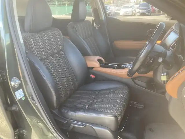 ホンダ ヴェゼル ハイブリッド Z 埼玉県 2015(平27)年 12.1万km ミスティックグリーンパール (株)IDOMが運営する【じしゃロン鳩ヶ谷店】の自社ローン専用車両になりますこちらは現金またはオートローンご利用時の価格です。自社ローンご希望の方は別途その旨お申付け下さい/登録時120615km/純正メモリナビ/フルセグTV/バックカメラ/クルーズコントロール/電子制御パーキングブレーキ/ブレーキホールドスイッチ/横滑り防止装置/衝突被害軽減システム/MTモード付AT/パドルシフト/プッシュスタート/スマートキー/ECON/ビルトインETC/USBポート/ハーフレザーシート/前席シートヒーター/革巻きステアリング/ステアリングリモコン/ダブル/サイド/カーテンエアバッグ/オートライト/純正LEDヘッドライト/純正17インチAW/ドアバイザー/フロントフォグランプ/ルーフレール/電動格納機能付きウインカーミラー