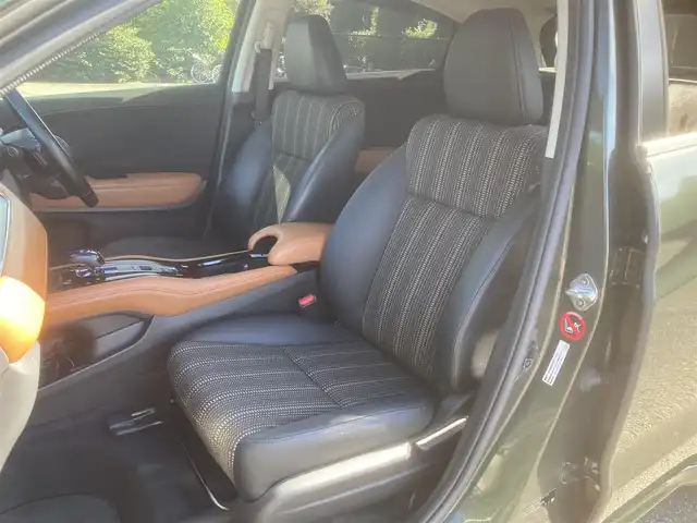 ホンダ ヴェゼル ハイブリッド Z 埼玉県 2015(平27)年 12.1万km ミスティックグリーンパール (株)IDOMが運営する【じしゃロン鳩ヶ谷店】の自社ローン専用車両になりますこちらは現金またはオートローンご利用時の価格です。自社ローンご希望の方は別途その旨お申付け下さい/登録時120615km/純正メモリナビ/フルセグTV/バックカメラ/クルーズコントロール/電子制御パーキングブレーキ/ブレーキホールドスイッチ/横滑り防止装置/衝突被害軽減システム/MTモード付AT/パドルシフト/プッシュスタート/スマートキー/ECON/ビルトインETC/USBポート/ハーフレザーシート/前席シートヒーター/革巻きステアリング/ステアリングリモコン/ダブル/サイド/カーテンエアバッグ/オートライト/純正LEDヘッドライト/純正17インチAW/ドアバイザー/フロントフォグランプ/ルーフレール/電動格納機能付きウインカーミラー