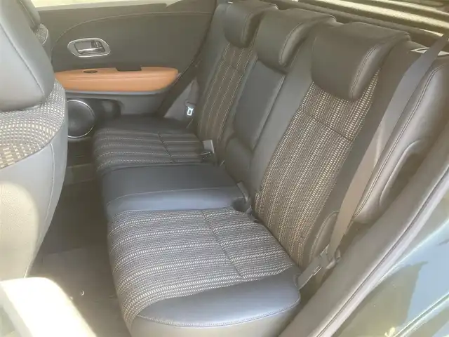 ホンダ ヴェゼル ハイブリッド Z 埼玉県 2015(平27)年 12.1万km ミスティックグリーンパール (株)IDOMが運営する【じしゃロン鳩ヶ谷店】の自社ローン専用車両になりますこちらは現金またはオートローンご利用時の価格です。自社ローンご希望の方は別途その旨お申付け下さい/登録時120615km/純正メモリナビ/フルセグTV/バックカメラ/クルーズコントロール/電子制御パーキングブレーキ/ブレーキホールドスイッチ/横滑り防止装置/衝突被害軽減システム/MTモード付AT/パドルシフト/プッシュスタート/スマートキー/ECON/ビルトインETC/USBポート/ハーフレザーシート/前席シートヒーター/革巻きステアリング/ステアリングリモコン/ダブル/サイド/カーテンエアバッグ/オートライト/純正LEDヘッドライト/純正17インチAW/ドアバイザー/フロントフォグランプ/ルーフレール/電動格納機能付きウインカーミラー