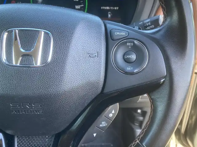 ホンダ ヴェゼル ハイブリッド Z 埼玉県 2015(平27)年 12.1万km ミスティックグリーンパール (株)IDOMが運営する【じしゃロン鳩ヶ谷店】の自社ローン専用車両になりますこちらは現金またはオートローンご利用時の価格です。自社ローンご希望の方は別途その旨お申付け下さい/登録時120615km/純正メモリナビ/フルセグTV/バックカメラ/クルーズコントロール/電子制御パーキングブレーキ/ブレーキホールドスイッチ/横滑り防止装置/衝突被害軽減システム/MTモード付AT/パドルシフト/プッシュスタート/スマートキー/ECON/ビルトインETC/USBポート/ハーフレザーシート/前席シートヒーター/革巻きステアリング/ステアリングリモコン/ダブル/サイド/カーテンエアバッグ/オートライト/純正LEDヘッドライト/純正17インチAW/ドアバイザー/フロントフォグランプ/ルーフレール/電動格納機能付きウインカーミラー