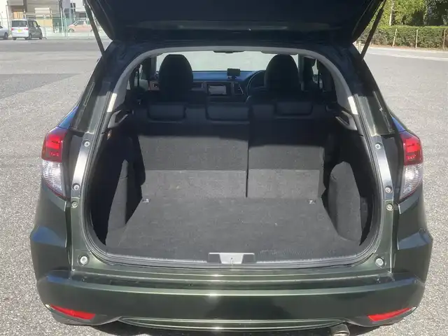 ホンダ ヴェゼル ハイブリッド Z 埼玉県 2015(平27)年 12.1万km ミスティックグリーンパール (株)IDOMが運営する【じしゃロン鳩ヶ谷店】の自社ローン専用車両になりますこちらは現金またはオートローンご利用時の価格です。自社ローンご希望の方は別途その旨お申付け下さい/登録時120615km/純正メモリナビ/フルセグTV/バックカメラ/クルーズコントロール/電子制御パーキングブレーキ/ブレーキホールドスイッチ/横滑り防止装置/衝突被害軽減システム/MTモード付AT/パドルシフト/プッシュスタート/スマートキー/ECON/ビルトインETC/USBポート/ハーフレザーシート/前席シートヒーター/革巻きステアリング/ステアリングリモコン/ダブル/サイド/カーテンエアバッグ/オートライト/純正LEDヘッドライト/純正17インチAW/ドアバイザー/フロントフォグランプ/ルーフレール/電動格納機能付きウインカーミラー