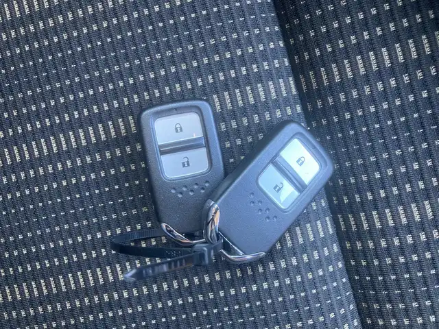 ホンダ ヴェゼル ハイブリッド Z 埼玉県 2015(平27)年 12.1万km ミスティックグリーンパール (株)IDOMが運営する【じしゃロン鳩ヶ谷店】の自社ローン専用車両になりますこちらは現金またはオートローンご利用時の価格です。自社ローンご希望の方は別途その旨お申付け下さい/登録時120615km/純正メモリナビ/フルセグTV/バックカメラ/クルーズコントロール/電子制御パーキングブレーキ/ブレーキホールドスイッチ/横滑り防止装置/衝突被害軽減システム/MTモード付AT/パドルシフト/プッシュスタート/スマートキー/ECON/ビルトインETC/USBポート/ハーフレザーシート/前席シートヒーター/革巻きステアリング/ステアリングリモコン/ダブル/サイド/カーテンエアバッグ/オートライト/純正LEDヘッドライト/純正17インチAW/ドアバイザー/フロントフォグランプ/ルーフレール/電動格納機能付きウインカーミラー