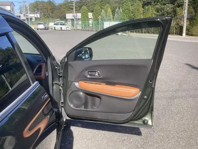 ホンダ ヴェゼル ハイブリッド Z 埼玉県 2015(平27)年 12.1万km ミスティックグリーンパール (株)IDOMが運営する【じしゃロン鳩ヶ谷店】の自社ローン専用車両になりますこちらは現金またはオートローンご利用時の価格です。自社ローンご希望の方は別途その旨お申付け下さい/登録時120615km/純正メモリナビ/フルセグTV/バックカメラ/クルーズコントロール/電子制御パーキングブレーキ/ブレーキホールドスイッチ/横滑り防止装置/衝突被害軽減システム/MTモード付AT/パドルシフト/プッシュスタート/スマートキー/ECON/ビルトインETC/USBポート/ハーフレザーシート/前席シートヒーター/革巻きステアリング/ステアリングリモコン/ダブル/サイド/カーテンエアバッグ/オートライト/純正LEDヘッドライト/純正17インチAW/ドアバイザー/フロントフォグランプ/ルーフレール/電動格納機能付きウインカーミラー