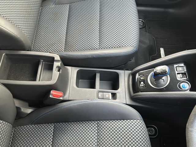 日産 キックス X 茨城県 2021(令3)年 6.4万km ダークブルー 純正メモリナビ/(地デジTV・CD・DVD・BT・ラジオ再生)/レーダークルーズコントロール/レーンアシスト/衝突軽減ブレーキ/コーナーセンサー/ハーフレザーシート/シートヒーター/アラウンドビューモニター/ビルトインETC/オートライト/LEDヘッドライト/純正17inアルミホイール/スマートキー/アイドリングストップ