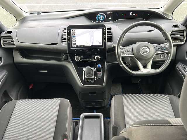 日産 セレナ e－パワー ハイウェイスター V 徳島県 2020(令2)年 8.3万km ブリリアントホワイトパール 10型純正ナビ　/（BT/フルセグ/DISC/ラジオ）/全周囲カメラ/プロパイロット/フリップダウンモニター/ビルトインETC/両側電動スライドドア/オートブレーキホールド/自動パーキングブレーキ/クルーズコントロール/ドライブレコーダー/両側電動スライドドア/純正フロアマット/自動パーキングブレーキ/LEDヘッドライト/純正16インチアルミホイール/パーキングアシスト/ドアバイザー/スペアキー/取扱説明書/新車時保証書