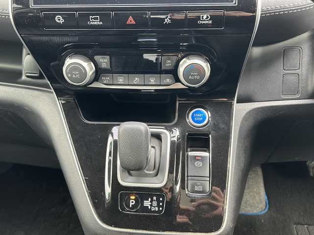 日産 セレナ e－パワー ハイウェイスター V 徳島県 2020(令2)年 8.3万km ブリリアントホワイトパール 10型純正ナビ　/（BT/フルセグ/DISC/ラジオ）/全周囲カメラ/プロパイロット/フリップダウンモニター/ビルトインETC/両側電動スライドドア/オートブレーキホールド/自動パーキングブレーキ/クルーズコントロール/ドライブレコーダー/両側電動スライドドア/純正フロアマット/自動パーキングブレーキ/LEDヘッドライト/純正16インチアルミホイール/パーキングアシスト/ドアバイザー/スペアキー/取扱説明書/新車時保証書