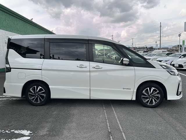 日産 セレナ e－パワー ハイウェイスター V 徳島県 2020(令2)年 8.3万km ブリリアントホワイトパール 10型純正ナビ　/（BT/フルセグ/DISC/ラジオ）/全周囲カメラ/プロパイロット/フリップダウンモニター/ビルトインETC/両側電動スライドドア/オートブレーキホールド/自動パーキングブレーキ/クルーズコントロール/ドライブレコーダー/両側電動スライドドア/純正フロアマット/自動パーキングブレーキ/LEDヘッドライト/純正16インチアルミホイール/パーキングアシスト/ドアバイザー/スペアキー/取扱説明書/新車時保証書