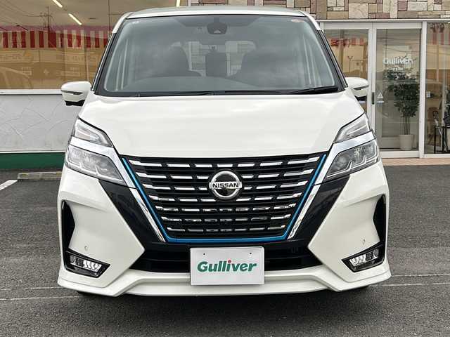 日産 セレナ e－パワー ハイウェイスター V 徳島県 2020(令2)年 8.3万km ブリリアントホワイトパール 10型純正ナビ　/（BT/フルセグ/DISC/ラジオ）/全周囲カメラ/プロパイロット/フリップダウンモニター/ビルトインETC/両側電動スライドドア/オートブレーキホールド/自動パーキングブレーキ/クルーズコントロール/ドライブレコーダー/両側電動スライドドア/純正フロアマット/自動パーキングブレーキ/LEDヘッドライト/純正16インチアルミホイール/パーキングアシスト/ドアバイザー/スペアキー/取扱説明書/新車時保証書