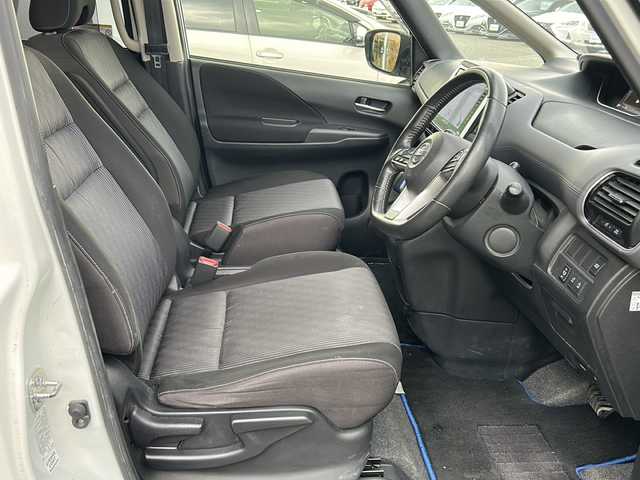 日産 セレナ e－パワー ハイウェイスター V 徳島県 2020(令2)年 8.3万km ブリリアントホワイトパール 10型純正ナビ　/（BT/フルセグ/DISC/ラジオ）/全周囲カメラ/プロパイロット/フリップダウンモニター/ビルトインETC/両側電動スライドドア/オートブレーキホールド/自動パーキングブレーキ/クルーズコントロール/ドライブレコーダー/両側電動スライドドア/純正フロアマット/自動パーキングブレーキ/LEDヘッドライト/純正16インチアルミホイール/パーキングアシスト/ドアバイザー/スペアキー/取扱説明書/新車時保証書