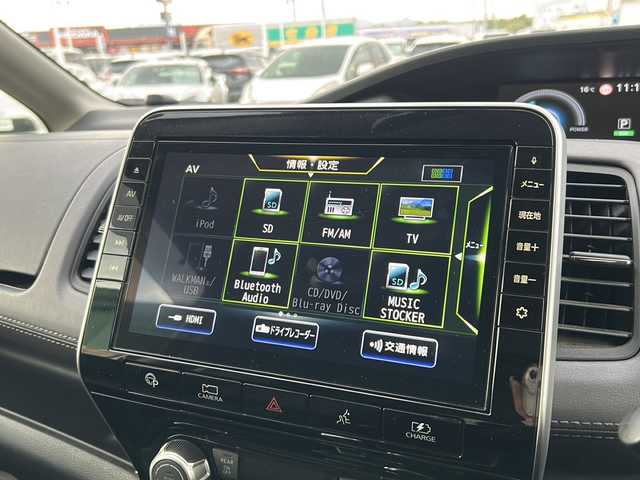 日産 セレナ e－パワー ハイウェイスター V 徳島県 2020(令2)年 8.3万km ブリリアントホワイトパール 10型純正ナビ　/（BT/フルセグ/DISC/ラジオ）/全周囲カメラ/プロパイロット/フリップダウンモニター/ビルトインETC/両側電動スライドドア/オートブレーキホールド/自動パーキングブレーキ/クルーズコントロール/ドライブレコーダー/両側電動スライドドア/純正フロアマット/自動パーキングブレーキ/LEDヘッドライト/純正16インチアルミホイール/パーキングアシスト/ドアバイザー/スペアキー/取扱説明書/新車時保証書