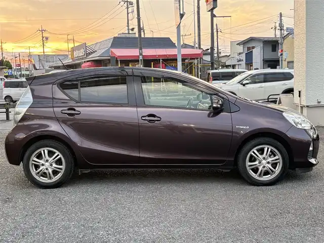 トヨタ アクア G 埼玉県 2014(平26)年 13.6万km ディープアメジストマイカメタリック ・ディーラー点検記録複数年有/・純正ナビTV　DVD　SD　BT　/・バックカメラ　/・ETC　/・ドライブレコーダー　/・社外15インチアルミ　/・オートライト　/・HIDヘットライト　/・スマートキー×２/・プッシュスタート/・保証書/・取説