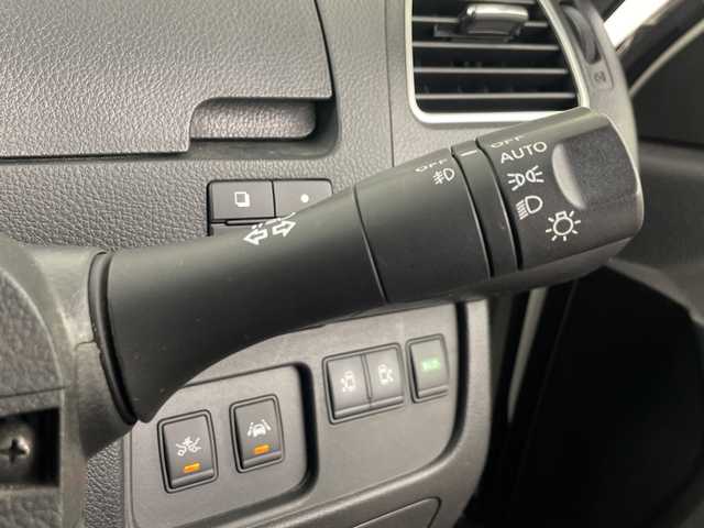 日産 セレナ HWS S HV Vセレ +Sefty 埼玉県 2015(平27)年 7.1万km ブリリアントホワイトパール 純正フリップダウンモニター/純正ナビ　(Bluetooth/HDMI/USB/CD/DVD/AUX/iPod/VTR)/フルセグテレビ/アラウンドビューモニター/両側パワースライドドア/ビルトインETC/クルーズコントロール/衝突被害軽減ブレーキ/車線逸脱警報/クリアランスソナー/プッシュスタート/フロアマット/オートLEDライト/純正16インチアルミホイール