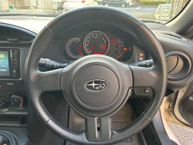 スバル ＢＲＺ R 東京都 2013(平25)年 6.6万km サテンホワイトパール 社外ナビ　（CN-S310WD）/　＜フルセグTV/DVD/CD/Bluetooth＞/バックカメラ/ETC/MTモード付AT/キーレス/スペアキー/電動格納ミラー/社外マット/取扱説明書/保証書