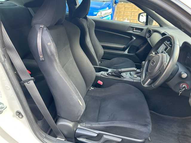 スバル ＢＲＺ R 東京都 2013(平25)年 6.6万km サテンホワイトパール 社外ナビ　（CN-S310WD）/　＜フルセグTV/DVD/CD/Bluetooth＞/バックカメラ/ETC/MTモード付AT/キーレス/スペアキー/電動格納ミラー/社外マット/取扱説明書/保証書