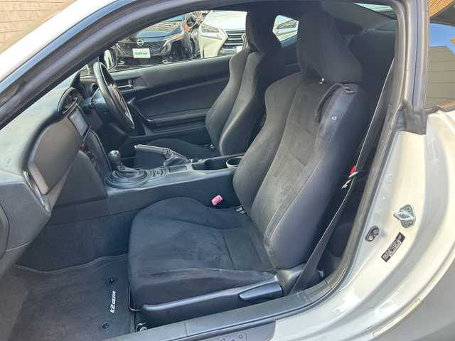 スバル ＢＲＺ R 東京都 2013(平25)年 6.6万km サテンホワイトパール 社外ナビ　（CN-S310WD）/　＜フルセグTV/DVD/CD/Bluetooth＞/バックカメラ/ETC/MTモード付AT/キーレス/スペアキー/電動格納ミラー/社外マット/取扱説明書/保証書