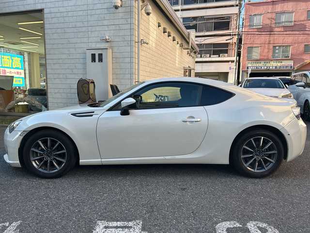 スバル ＢＲＺ R 東京都 2013(平25)年 6.6万km サテンホワイトパール 社外ナビ　（CN-S310WD）/　＜フルセグTV/DVD/CD/Bluetooth＞/バックカメラ/ETC/MTモード付AT/キーレス/スペアキー/電動格納ミラー/社外マット/取扱説明書/保証書