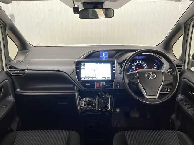 トヨタ ヴォクシー ZS 煌Ⅱ 熊本県 2017(平29)年 8.9万km ホワイトパールクリスタルシャイン 純正ナビ10インチナビ/フルセグテレビ/純正12インチフリップダウンモニター/プッシュスタート/両側パワースライドドア/ETC/スマートキー/ウィンカーミラー/LEDヘッドライト/オートライト/フォグライト/横滑り防止装置/電動格納ミラー/ドアバイザー