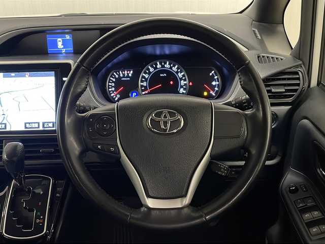 トヨタ ヴォクシー ZS 煌Ⅱ 熊本県 2017(平29)年 8.9万km ホワイトパールクリスタルシャイン 純正ナビ10インチナビ/フルセグテレビ/純正12インチフリップダウンモニター/プッシュスタート/両側パワースライドドア/ETC/スマートキー/ウィンカーミラー/LEDヘッドライト/オートライト/フォグライト/横滑り防止装置/電動格納ミラー/ドアバイザー