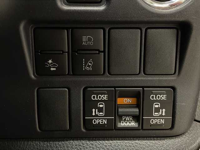 トヨタ ヴォクシー ZS 煌Ⅱ 熊本県 2017(平29)年 8.9万km ホワイトパールクリスタルシャイン 純正ナビ10インチナビ/フルセグテレビ/純正12インチフリップダウンモニター/プッシュスタート/両側パワースライドドア/ETC/スマートキー/ウィンカーミラー/LEDヘッドライト/オートライト/フォグライト/横滑り防止装置/電動格納ミラー/ドアバイザー