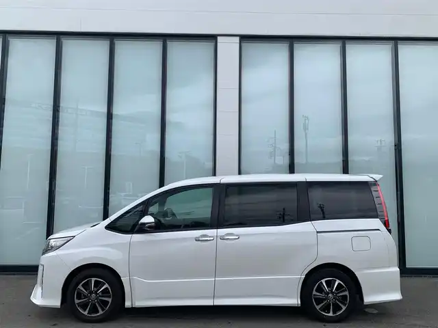 トヨタ ノア Si ダブルバイビー 大阪府 2020(令2)年 3.4万km ホワイトパールクリスタルシャイン 社外９インチナビ/   フルセグTV/CD/DVD/Bluetooth/衝突軽減/バックモニター/両側パワースライドドア/クルーズコントロール/アイドリングストップ/横滑り防止装置/ドライブレコーダー/コーナーセンサー/ハーフレザーシート/オートマチックハイビーム/純正16インチアルミホイール/純正フロアマット/プッシュスタート/スマートキー/ＥＴＣ/ＬＥＤライト