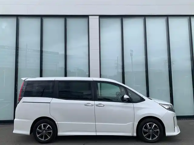 トヨタ ノア Si ダブルバイビー 大阪府 2020(令2)年 3.4万km ホワイトパールクリスタルシャイン 社外９インチナビ/   フルセグTV/CD/DVD/Bluetooth/衝突軽減/バックモニター/両側パワースライドドア/クルーズコントロール/アイドリングストップ/横滑り防止装置/ドライブレコーダー/コーナーセンサー/ハーフレザーシート/オートマチックハイビーム/純正16インチアルミホイール/純正フロアマット/プッシュスタート/スマートキー/ＥＴＣ/ＬＥＤライト