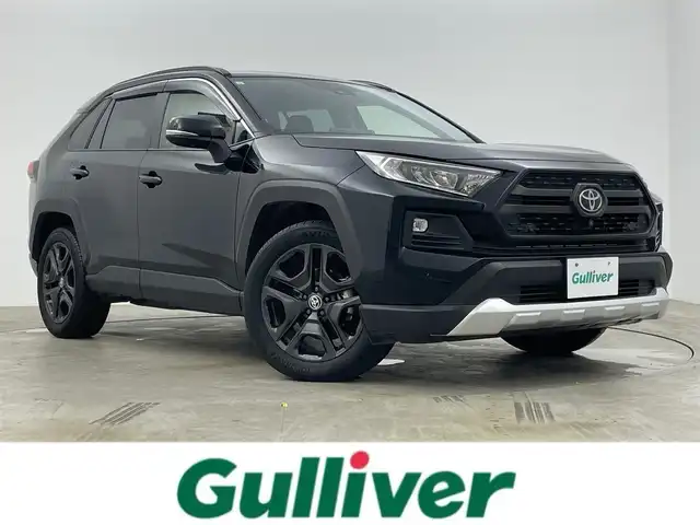 トヨタ ＲＡＶ４ アドベンチャー 岡山県 2023(令5)年 2.2万km アティチュードブラックマイカ 純正１０．５インチディスプレイオーディオ(ナビ付)		/【フルセグ/Bluetooth/DVD/CarPlay】		/パノラミックビューモニター		/純正19inアルミホイール+サマータイヤ：装着				/レーダークルーズコントロール	/デジタルインナーミラー/ブラインドスポットモニター	/ビルトインETC	２．０	/電動リアゲート/パワーシート/LEDヘッドライト（AUTO機能付き）		/シートヒーター/ステリングヒーター/エアシート		/横滑り防止機能		/衝突軽減システム		/車線逸脱防止システム					/スマートキー				/プッシュスタート		/コーナーセンサー				/純正フロアマット				/取扱説明書		/スペアキー×１