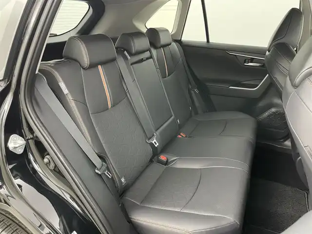 トヨタ ＲＡＶ４ アドベンチャー 岡山県 2023(令5)年 2.2万km アティチュードブラックマイカ 純正１０．５インチディスプレイオーディオ(ナビ付)		/【フルセグ/Bluetooth/DVD/CarPlay】		/パノラミックビューモニター		/純正19inアルミホイール+サマータイヤ：装着				/レーダークルーズコントロール	/デジタルインナーミラー/ブラインドスポットモニター	/ビルトインETC	２．０	/電動リアゲート/パワーシート/LEDヘッドライト（AUTO機能付き）		/シートヒーター/ステリングヒーター/エアシート		/横滑り防止機能		/衝突軽減システム		/車線逸脱防止システム					/スマートキー				/プッシュスタート		/コーナーセンサー				/純正フロアマット				/取扱説明書		/スペアキー×１