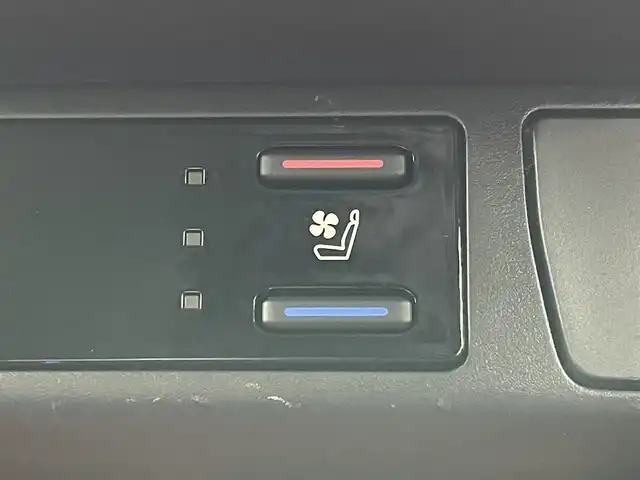 トヨタ ＲＡＶ４ アドベンチャー 岡山県 2023(令5)年 2.2万km アティチュードブラックマイカ 純正１０．５インチディスプレイオーディオ(ナビ付)		/【フルセグ/Bluetooth/DVD/CarPlay】		/パノラミックビューモニター		/純正19inアルミホイール+サマータイヤ：装着				/レーダークルーズコントロール	/デジタルインナーミラー/ブラインドスポットモニター	/ビルトインETC	２．０	/電動リアゲート/パワーシート/LEDヘッドライト（AUTO機能付き）		/シートヒーター/ステリングヒーター/エアシート		/横滑り防止機能		/衝突軽減システム		/車線逸脱防止システム					/スマートキー				/プッシュスタート		/コーナーセンサー				/純正フロアマット				/取扱説明書		/スペアキー×１