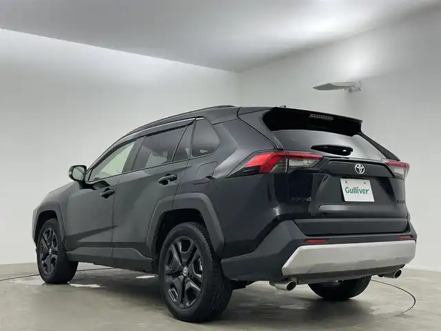 トヨタ ＲＡＶ４ アドベンチャー 岡山県 2023(令5)年 2.2万km アティチュードブラックマイカ 純正１０．５インチディスプレイオーディオ(ナビ付)		/【フルセグ/Bluetooth/DVD/CarPlay】		/パノラミックビューモニター		/純正19inアルミホイール+サマータイヤ：装着				/レーダークルーズコントロール	/デジタルインナーミラー/ブラインドスポットモニター	/ビルトインETC	２．０	/電動リアゲート/パワーシート/LEDヘッドライト（AUTO機能付き）		/シートヒーター/ステリングヒーター/エアシート		/横滑り防止機能		/衝突軽減システム		/車線逸脱防止システム					/スマートキー				/プッシュスタート		/コーナーセンサー				/純正フロアマット				/取扱説明書		/スペアキー×１
