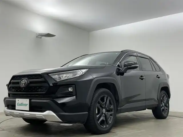 トヨタ ＲＡＶ４ アドベンチャー 岡山県 2023(令5)年 2.2万km アティチュードブラックマイカ 純正１０．５インチディスプレイオーディオ(ナビ付)		/【フルセグ/Bluetooth/DVD/CarPlay】		/パノラミックビューモニター		/純正19inアルミホイール+サマータイヤ：装着				/レーダークルーズコントロール	/デジタルインナーミラー/ブラインドスポットモニター	/ビルトインETC	２．０	/電動リアゲート/パワーシート/LEDヘッドライト（AUTO機能付き）		/シートヒーター/ステリングヒーター/エアシート		/横滑り防止機能		/衝突軽減システム		/車線逸脱防止システム					/スマートキー				/プッシュスタート		/コーナーセンサー				/純正フロアマット				/取扱説明書		/スペアキー×１