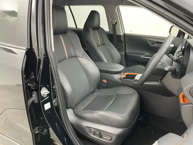 トヨタ ＲＡＶ４ アドベンチャー 岡山県 2023(令5)年 2.2万km アティチュードブラックマイカ 純正１０．５インチディスプレイオーディオ(ナビ付)		/【フルセグ/Bluetooth/DVD/CarPlay】		/パノラミックビューモニター		/純正19inアルミホイール+サマータイヤ：装着				/レーダークルーズコントロール	/デジタルインナーミラー/ブラインドスポットモニター	/ビルトインETC	２．０	/電動リアゲート/パワーシート/LEDヘッドライト（AUTO機能付き）		/シートヒーター/ステリングヒーター/エアシート		/横滑り防止機能		/衝突軽減システム		/車線逸脱防止システム					/スマートキー				/プッシュスタート		/コーナーセンサー				/純正フロアマット				/取扱説明書		/スペアキー×１